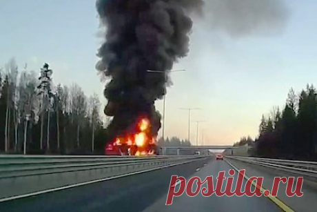 Загоревшийся на российской трассе бензовоз сняли на видео
