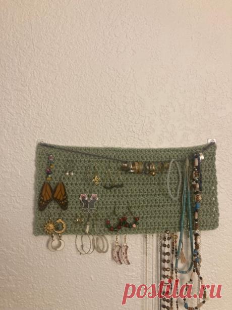 Вязанный органайзер. 
 
 Красивый, удобный, рукодельный и, что немаловажно, бюджетный способ организовать хранение коллекции серёжек, брошек, колец и других украшений: вязанное панно иЧитать дальше