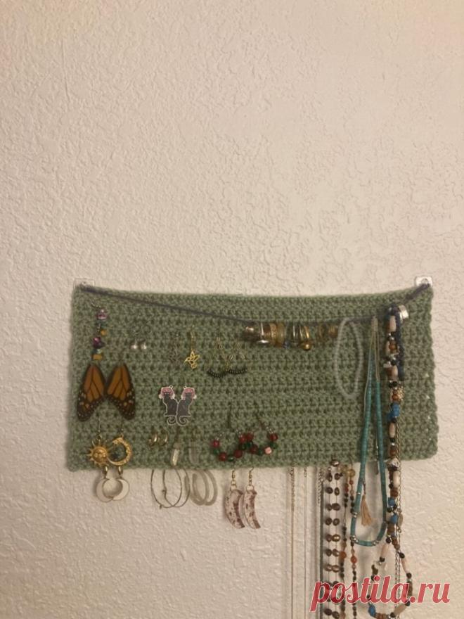 Вязанный органайзер. 
 
 Красивый, удобный, рукодельный и, что немаловажно, бюджетный способ организовать хранение коллекции серёжек, брошек, колец и других украшений: вязанное панно иЧитать дальше