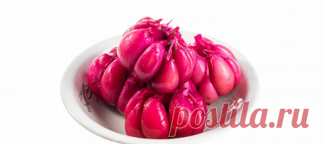 Маринованный чеснок со свеклой. Видеорецепт Снять с чеснока верхнюю шелуху так, чтобы головки остались целыми, отрезать ножки и срезать корешки.