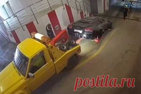 Кража на эвакуаторе Lamborghini Murcielago за 12 миллионов попала на видео. Иностранный гражданин с помощью эвакуатора украл Lamborghini Murcielago за 12 миллионов рублей и попал на видео. На кадрах видно, как мужчина после предъявления охраннику парковки торгового центра на Хорошевском шоссе ложного свидетельства о регистрации транспортного средства, грузит машину на эвакуатор.