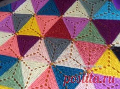 Плед из треугольных мотивов, связанный крючком. Работа Светланы Шевченко Плед из треугольных мотивов разного цвета, выполненных по принципу "бабушкин квадрат". Мотивы вяжутся по кругу и соединяются между собой столбиками без накида.