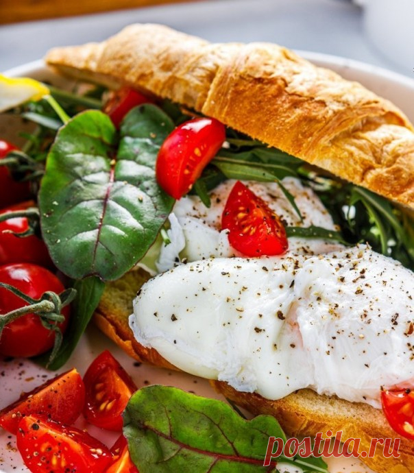 ​Круассаны с яйцом пашот и помидорами