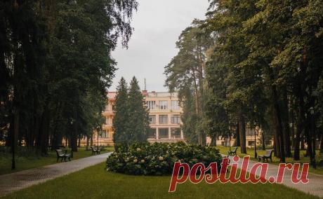 Управделами президента оценило ущерб от потери земель санатория «Барвиха». На суде по землям санатория «Барвиха», переданным частным владельцам, стало известно о подаче управделами президента иска к получившей участки компании «Кантри-Про». Управделами требует взыскать 743 млн руб.