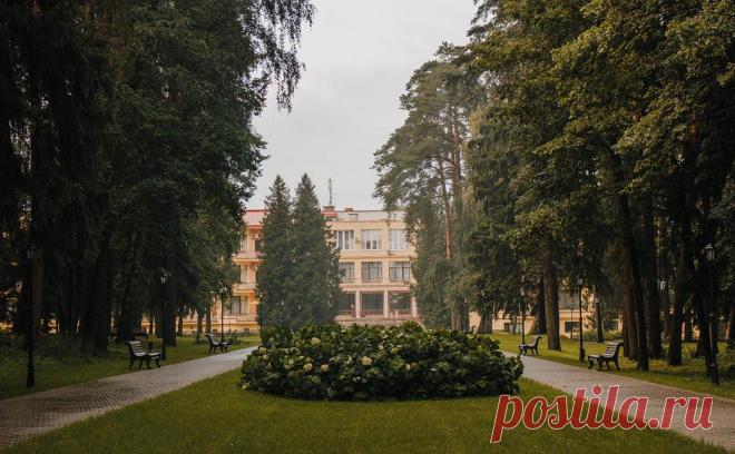 Управделами президента оценило ущерб от потери земель санатория «Барвиха». На суде по землям санатория «Барвиха», переданным частным владельцам, стало известно о подаче управделами президента иска к получившей участки компании «Кантри-Про». Управделами требует взыскать 743 млн руб.