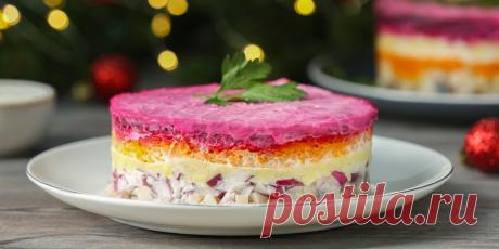 35 лучших салатов на Новый год — 2025: рецепты — Лайфхакер Цезарь, «Гранатовый браслет», «Тиффани» и другие новогодние салаты с крабовыми палочками, говядиной, курицей и не только. Сохраняйте рецепты!