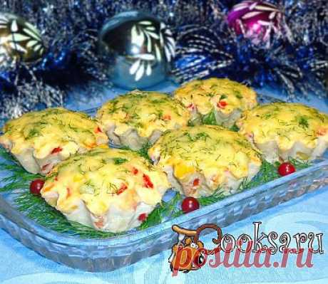 Вкусные, яркие маффины из куриного филе с овощами, кукурузой и зелёным горошком - отличная закуска для новогоднего стола.