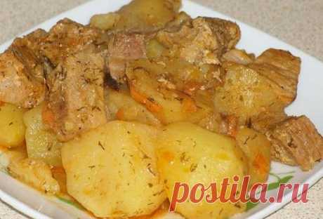 Тушеная картошка с мясом в мультиварке.

Это универсальный рецепт. На его основе я готовлю картошку с мясом, курицей, с добавлением других овощей или грибов.

Можно тушить картошку со сметаной или с томатной пастой. Что в данный момент есть в холодильнике, то и идет в дело.
Результат всегда отличный.

Ингредиенты:
Мясо (у меня свинина) – 300 г
Картофель – 1 кг
Лук репчатый – 1 шт
Морковь – 1 шт
Сметана – 100 г
Соль, перец, зелень

Приготовление:

Ставим режим выпечка.
В ка...