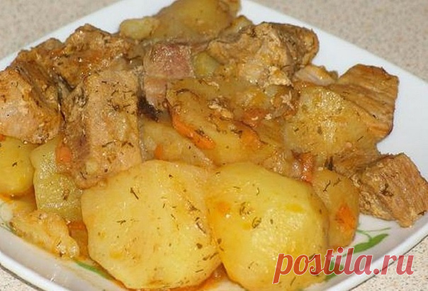 Тушеная картошка с мясом в мультиварке.

Это универсальный рецепт. На его основе я готовлю картошку с мясом, курицей, с добавлением других овощей или грибов.

Можно тушить картошку со сметаной или с томатной пастой. Что в данный момент есть в холодильнике, то и идет в дело.
Результат всегда отличный.

Ингредиенты:
Мясо (у меня свинина) – 300 г
Картофель – 1 кг
Лук репчатый – 1 шт
Морковь – 1 шт
Сметана – 100 г
Соль, перец, зелень

Приготовление:

Ставим режим выпечка.
В ка...