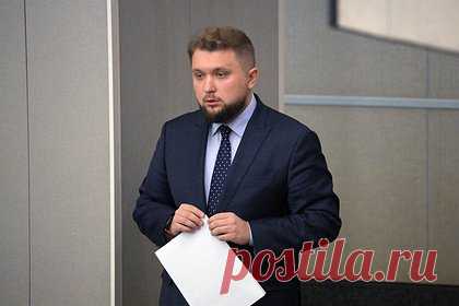 В Госдуме придумали наказание министру из-за возмущений о зарплатах учителей. Деятельность министерства образования Оренбургской области следует проверить, а у самого главы регионального ведомства Алексея Пахомова нужно отозвать согласование. Об этом заявил депутат Государственной думы Борис Чернышов во время пресс-подхода в стенах нижней палаты парламента.