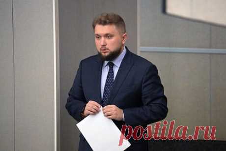 В Госдуме придумали наказание министру из-за возмущений о зарплатах учителей. Деятельность министерства образования Оренбургской области следует проверить, а у самого главы регионального ведомства Алексея Пахомова нужно отозвать согласование. Об этом заявил депутат Государственной думы Борис Чернышов во время пресс-подхода в стенах нижней палаты парламента.