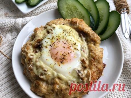 Мясные гнездышки 

Отличный рецепт для обеда или ужина!Получилось очень вкусно!

Ингредиенты на 4 шт.:
Для гнездышек:
1 шт.-  крупное яйцо
650 г - куриного фарша
1/2 шт. - луковицы
1,5 ст л - овсяных отрубей
соль, перец, специи - по вкусу

Для начинки:
5 шт.- крупных шампиньона
1/2 шт.- луковицы
50 г - сыра
4 шт.- яйца

Приготовление:
1.Луковицу трем на мелкой терке и добавляем к фаршу, туда же яйцо, специи и отруби, перемешиваем и даем минут 10 отрубям набухнуть.
2.Против...