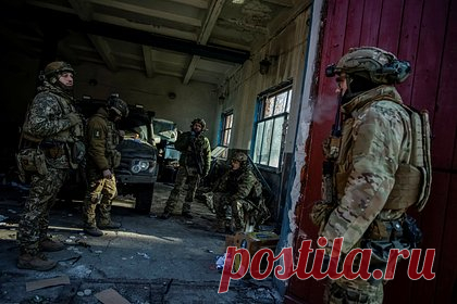 В ДНР заявили о формирующемся окружении Артемовска. Артемовск начинает попадать в окружение, российские войска почти заняли трассу Часов Яр — Артемовск, заявил советник врио главы Донецкой народной республики (ДНР) Ян Гагин. Ранее немецкий журналист Юлиан Репке заявил, что обстановка для Вооруженных сил Украины (ВСУ) в Артемовске крайне тяжелая.