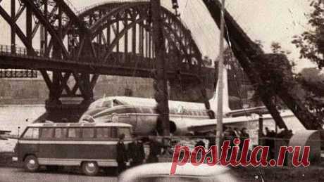 И С Т О Р И Я. Р Ф 🇷🇺 on Twitter: &quot;21 августа 1963 пилот «Аэрофлота» Виктор Мостовой сумел посадить аварийный пассажирский авиалайнер Ту-124 на поверхность Невы в центре Ленинграда. Ни один пассажир и член экипажа при этом не пострадал! https://t.co/B7fbzLPMBJ&quot; / Twitter