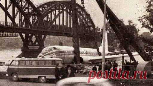 И С Т О Р И Я. Р Ф 🇷🇺 on Twitter: "21 августа 1963 пилот «Аэрофлота» Виктор Мостовой сумел посадить аварийный пассажирский авиалайнер Ту-124 на поверхность Невы в центре Ленинграда. Ни один пассажир и член экипажа при этом не пострадал! https://t.co/B7fbzLPMBJ" / Twitter