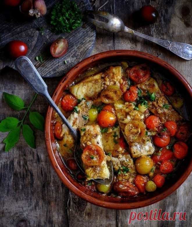 ​Треска с томатами, чесноком и песто Ингредиенты:Филе трески — 400 гЧеснок — 1–2 зубчикаПомидоры черри — 1 горстьПесто — 1 ст. л.Белое вино — 250 млОливковое масло — опциональноСоль — по вкусуПерец — по вкусуСахар — по вкусуПриготовление:1. Зубчик чеснока мелко порезать и...