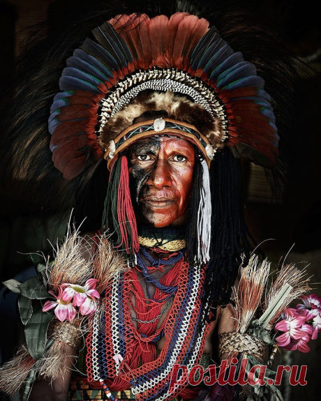 Джимми Нельсон. Его проект, который называется «Пока они не исчезли», раскрывает всё многообразие культур и народностей, о которых многие даже не слышали. | 10 всемирно известных фотографов-портретистов • НОВОСТИ В ФОТОГРАФИЯХ