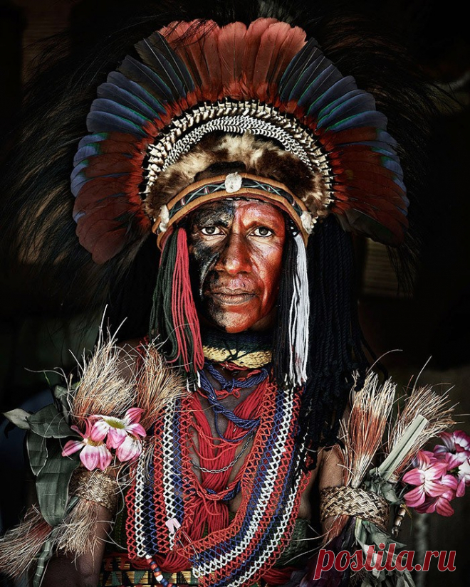 Джимми Нельсон. Его проект, который называется «Пока они не исчезли», раскрывает всё многообразие культур и народностей, о которых многие даже не слышали. | 10 всемирно известных фотографов-портретистов • НОВОСТИ В ФОТОГРАФИЯХ