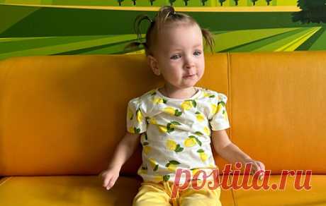 &quot;Нам сказали: не переживайте, у нас это есть&quot;. Лекарство от СМА для девочки из Донбасса. &quot;Мамочка, ты болеешь? — говорит Маша. — Я сейчас немножко покушаю и буду тебя лечить, хорошо?&quot; Ей чуть больше двух лет, она говорит длинными предложениями, и у нее &quot;взгляд взрослого человека&quot;. Правда, &quot;полечить&quot; не получится: Машин игрушечный набор доктора остался дома, в Донбассе. Сейчас она живет в Подмосковье, и здесь лечат ее саму: недавно она получила лекарство…