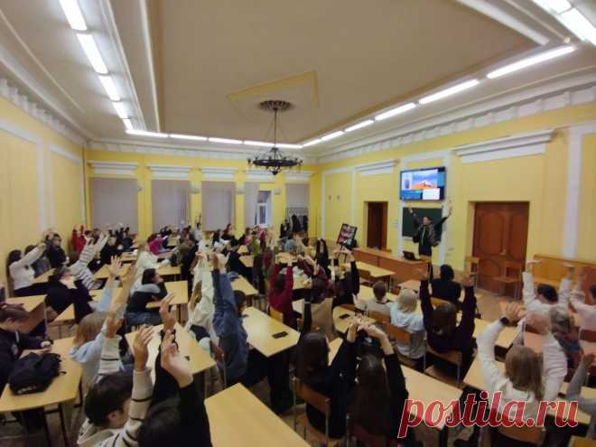 Antonio #Lebedef в Рязани: лекция о сюрреализме, стиле и творческой смелости
19 ноября в Рязани стало ярким событием в мире современного искусства. На факультете русской филологии и национальной культуры Рязанского государственного университета имени С. А. Есенина