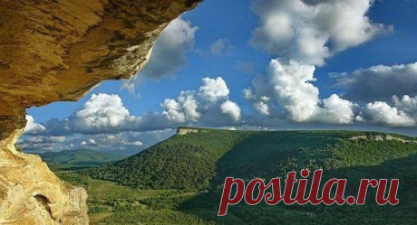 Качинская долина – это поистине неисчерпаемая сокровищница исторических памятников. Средневековое поселение Качи-Кальон расположено у подножия высокой продолговатой горы, чьи отвесные обрывы и острые уступы поднимаются над ущельями и холмами словно нос гигантского корабля над волнами. Сходство с огромным судном усиливается и ровными рядами пещер, что протянулись по скале словно иллюминаторы по борту океанского лайнера.