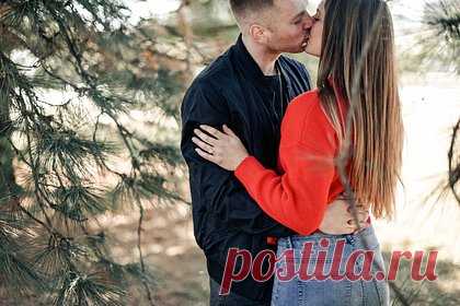 Врач предупредила о риске заболеть сифилисом после поцелуя. Врач-стоматолог Татьяна Сумцова опровергла распространенный миф о том, что кариес передается через поцелуй, и рассказала, чем на самом деле можно заболеть после страстного выражения любви. По ее словам, поцелуй может стать причиной начала таких заболеваний, как мононуклеоз, сифилис и гепатит А.