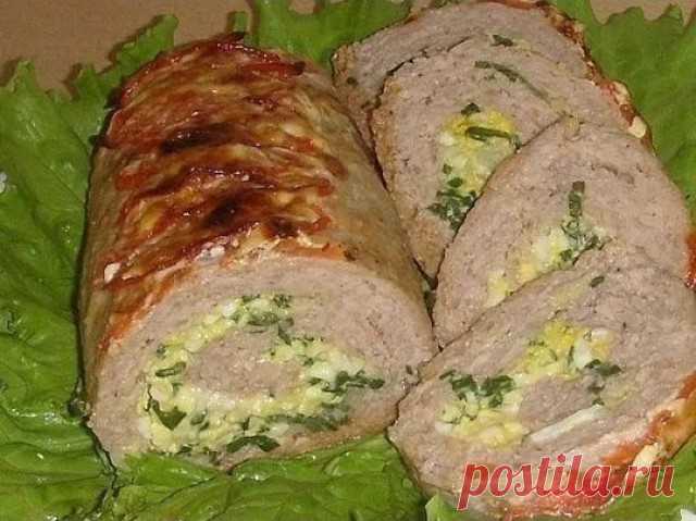 Мясной рулет с начинкой 
 
1. Фарш (500гр.), яйцо, репч. лук, чеснок, булка (замочить в молоке).  Всё хорошо вымесить, посолить, поперчить. 
2. 2 яйца(вар.)натереть, зел.лук,соль,перец, 1 сто.ложка майонеза. 
3. Пищевую плёнку расстелить на столе,смазать раст. маслом,выложить фарш, в виде прямоугольника. На фарш уложить начинку, натереть немного сыра,свернуть рулетом. С помощью плёнки уложить рулет на противень, сверху смазать сметаной. Запекать при 180-50 минут. В противе...