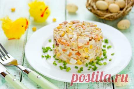 Pikanter Eiersalat mit Mais, Karotten, Brustfilet und Curry - Ostermenü Ein pikanter Eiersalat schmeckt mit gewürfelten Karotten und Brustfilet super lecker und passt wunderbar zum Ostermenü. Der süße Mais ergänzt sich prima im Salat.
