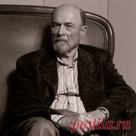 Чтобы быть по-настоящему близким с другим, мы должны по-настоящему слушать другого: отбросить стереотипы и ожидания, связанные с другим, и позволить сформировать себя ответом другого. Ирвин Ялом Irvin D. Yalom - профессор психиатрии Стенфордского университета, один из создателей «третьей волны» в психотерапии и основателей школы экзистенциальной терапии.