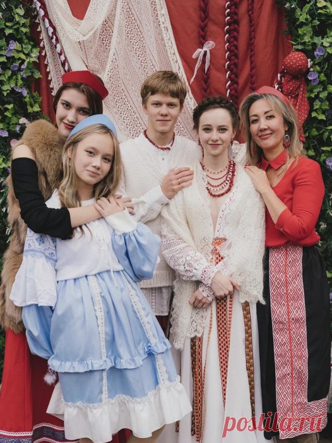 20-летняя Таисья Калинина и 18-летний Тимофей Кочнев сыграли свадьбу в русском стиле - лайфстайл - 24 октября 2025 - Кино-Театр.Ру