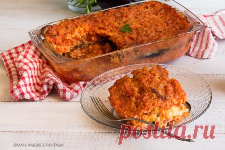 Lo sformato di riso alla parmigiana è un primo piatto al forno con melanzane, pomodoro e mozzarella davvero delizioso! Ecco la ricetta di un timballo facilissimo ideale per i pranzi o le cene estive!