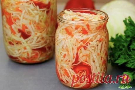 Caлат капустный (в горячем мapинаде) На трёх литровую банку:Капуста- 1 небольшой кочанМорковь - 1шт.Чеснок -3 зубчикаЛук репчатый 1-2 шт.Перец болг. красныйЗелень- по вкусу.Для рассола:Вода- 1,5 литраСоль- 2 ст. ложки.Масло растительное - 1/2 стакана.Сахар- 4 ст. ложкиУксус 70%-1 ст.ложка.Капусту ,морковь,чеснок, лук , перец...