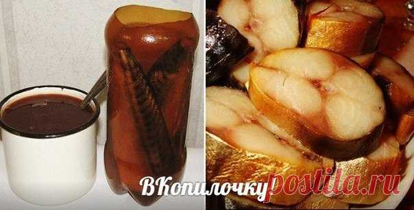 СКУМБРИЯ В БУТЫЛКЕ - настоящий деликатес! Рыбка получается вкуснее копченой! Попробуйте и оцените! 
Свежемороженная скумбрия солится в рассоле, а золотистый цвет, как у копченой рыбы, ей придают луковая шелуха и чай. Засолка скумбрии в домашних условиях очень проста, сама рыба жирная, поэтому на вкус она вам покажется малосольной. 
Для рецепта засолки скумбрии понадобятся: 
Свежемороженая скумбрия – 3 штуки, 
Для рассола: 
Показать полностью…