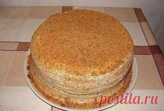 Вкуснейший сметанник на скорую руку!))
Сохраните, чтобы не потерять!
Сметанник - очень вкусный и нежный торт. Готовить его легко и быстро. Кушать с чаем и удовольствием :) Делюсь рецептом.
Ингредиенты:
Сметана — 600 Грамм (250 грамм - для теста, 350 - для крема.)
Сахар — 2 Стакана (1 стакан для теста, 1 стакан для крема)
Мука — 1,5 Стакана
Сода — 2/3 Чайных ложки
Яйца — 3 Штуки
Ванильный сахар — 0,5 Чайных ложки
Описание приготовления:
Проще чем сметанник не готовится, по-...