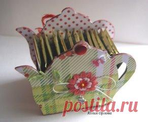 Чайник для чайных пакетиков.
 
Нам понадобятся:
-картон, плотная коробка или бумага для скрапбукинга,
-ножницы,
-карандаш,
-наждачная бумага;
-акриловая краска,
-материалы для декора,
-клей.
1. Распечатываем и вырезаем шаблон (их два на выбор) чайника из бумаги. Теперь рассмотрим два варианта изготовления. Первый: бумажный шаблон кладем на толстую бумагу для скрапбукинга (она цветная и двухсторонняя), обводим, вырезаем. Детали чайника сразу готовы для сборки. Не забываем, что нам нужно сделать