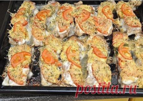 Рыбка с сыром и помидорами
.
Ингредиенты:

рыба толстолобик (2-3 кг) – 1 шт.,
помидоры – 4 шт.,
сыр – 300 г,
лимон – 1 шт.,
майонез – 1 упаковка (200 г),
зелень укропа и петрушки,
соль, перец по вкусу,
специи для рыбы по вкусу.

Приготовление:

Подготовленную рыбу (чищенную и потрошеную) нарезаем порционно. Солим и перчим, сбрызгиваем лимонным соком и даем помариноваться 10 минут.Сыр натираем на мелкой терке, зелень мелко режем, соединяем их вместе и перемешиваем.

Рыбу см...