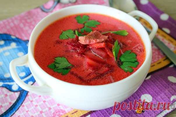 Свекольный суп со сметаной Вкусное, сытное, яркое первое блюдо из молодой свёклы. В процессе варки суп забеливается сметаной. Свекольный суп со сметаной-это прекрасный вариант для домашнего обеда в выходные и будние дни.