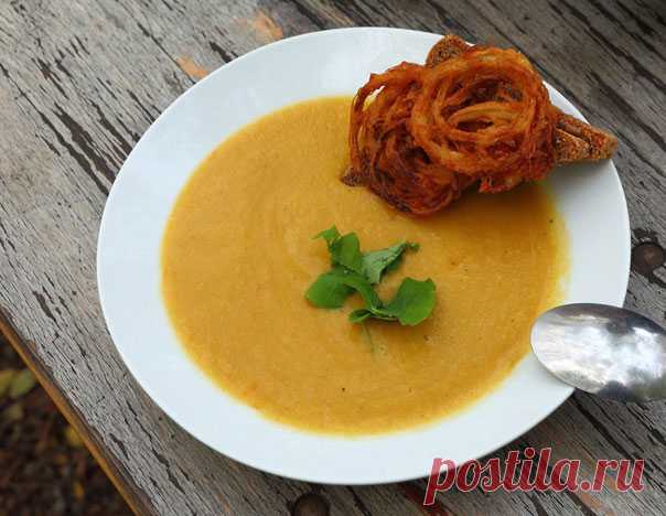 Луковый соус - семь вкусных вариантов 
Луковый соус пришел к нам из французской кухни, которая славится на весь мир утонченностью и изысканностью. Приготовив эту нежнейшую ароматную подливку, можно придать любому блюду совершенно новые от…