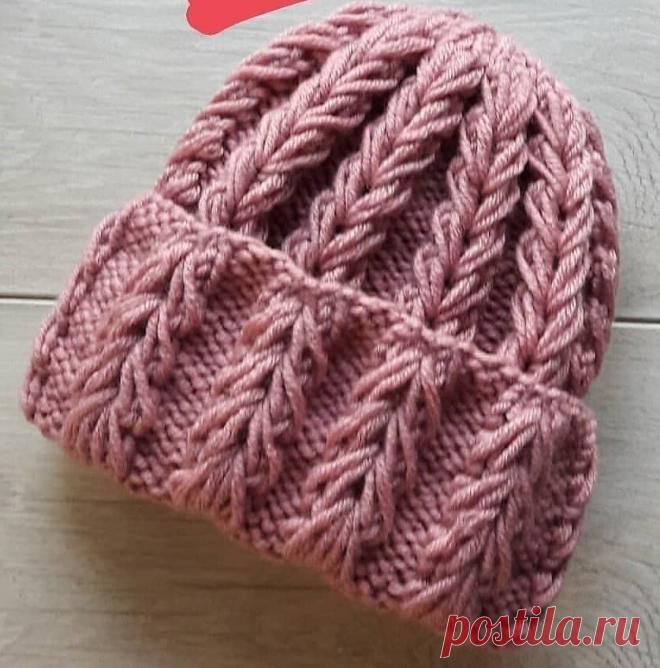 Шапка объемными вертикальными дорожками. Спицы.