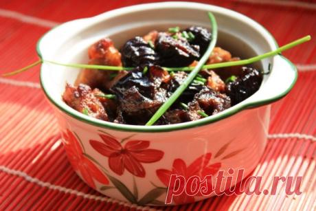Свинина, тушенная с черносливом и портвейном