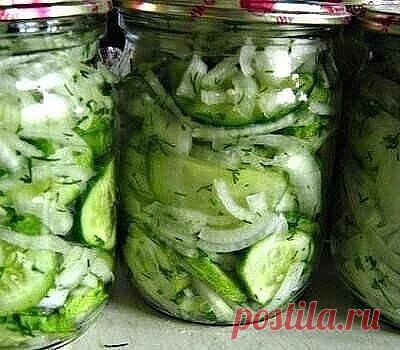 САЛАТ ИЗ ОГУРЦОВ НА ЗИМУ «ЗИМНИЙ КОРОЛЬ» (СТЕРИЛИЗАЦИЯ НЕ ТРЕБУЕТСЯ)
Это один из самых распространенных рецептов салата из огурцов на зиму. Дешево и сердито. Bкусный и простой салат – продукты для него нужны самые простые, и приготовить несложно. Важно выдержать пропорции, тогда получится вкусно – пальчики оближешь! А яркий зеленый цвет салата будет радовать зимой ваш глаз.
Вся прелесть данного салата заключается в том, что в нём даже зимой сохранится вкус и аромат свежих огурчиков, будто