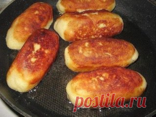 #кулинария 
 
Сосиски в картошке
Ингредиенты:
4 средних, отваренных в мундире картофелины;
3 сосиски;
2 яйца;
3-4 ст. л. муки (и немного муки для панировки);
1-2 зубчика чеснока;
растительное масло (для жарки);
соль, чёрный свежесмолотый перец - по вкусу.
Приготовление:
Готовим картофельное тесто для сосиски. Картофель очистить, натереть на тёрке. Добавить яйца, соль, перец, тщательно перемешать. Добавить муку, перемешать. Картофельное 