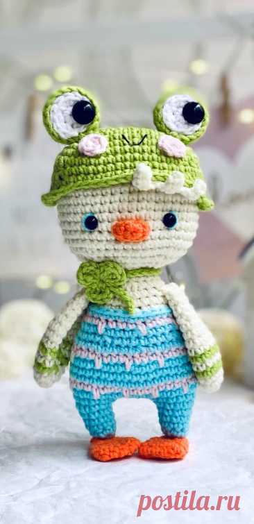 PDF Утёнок Клевер крючком. FREE crochet pattern; Аmigurumi toy patterns. Амигуруми схемы и описания на русском. Вязаные игрушки и поделки своими руками #amimore - маленькая уточка в шапочке, утка, птица, птичка.