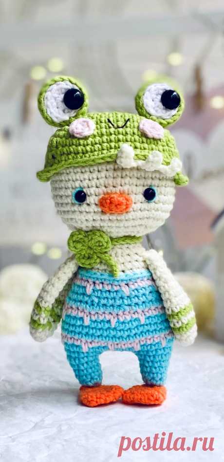 PDF Утёнок Клевер крючком. FREE crochet pattern; Аmigurumi toy patterns. Амигуруми схемы и описания на русском. Вязаные игрушки и поделки своими руками #amimore - маленькая уточка в шапочке, утка, птица, птичка.