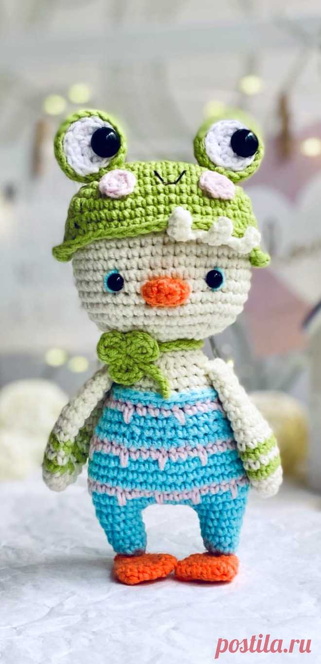 PDF Утёнок Клевер крючком. FREE crochet pattern; Аmigurumi toy patterns. Амигуруми схемы и описания на русском. Вязаные игрушки и поделки своими руками #amimore - маленькая уточка в шапочке, утка, птица, птичка.