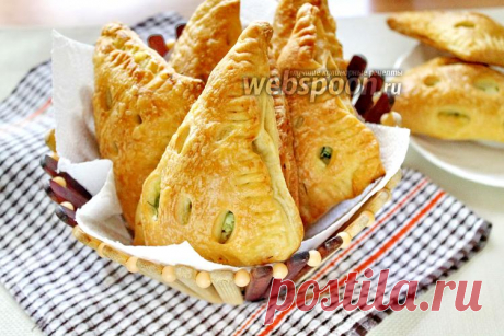Слойки с луком и яйцом  Слойки с яйцом и зелёным луком из слоёного теста 
Готовое слоёное тесто частенько может служить выручалочкой для приготовления быстрой выпечки. Все знают популярный  рецепт дрожжевых пирожков с зелёным луком и яйцом . Такие пирожки со слоёным тестом получаются ничуть не хуже. а кому-то нравятся даже больше привычных. Эти слойки удобно взять с собой на пикник, на перекус на работу, подать к чаю или кофе. 
Попробуем сегодня их испечь. Разморозим дрожж...