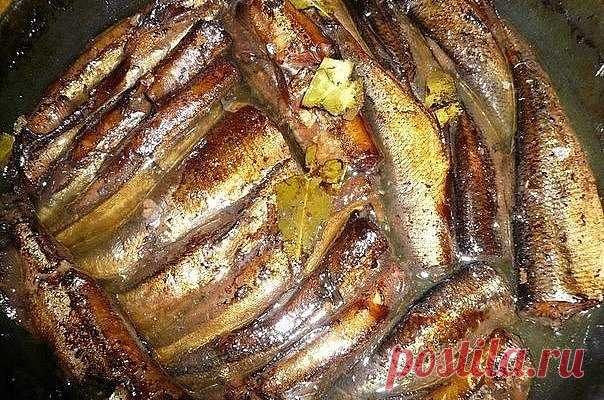 Шпроты по вкусу получается ну ни капли не отличимо от магазинных! 1 кг рыбы (килька, мойва).
Для заливки на 1 кг рыбы:
2 горсти луковой шелухи (она дает и цвет и подкопченый вкус. И заметьте, без всякого копчения, жидкого дыма и канцерогенов!),
1 столовая ложка соли,