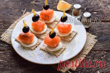 Канапе с семгой и сливочным сыром на шпажках на праздничный стол, рецепт с фото