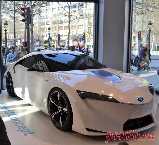 Она была прекрасна... Она гордо стояла посреди огромного зала и, казалось, немного презрительно и равнодушно наблюдала за снующими вокруг посетителями торгового центра