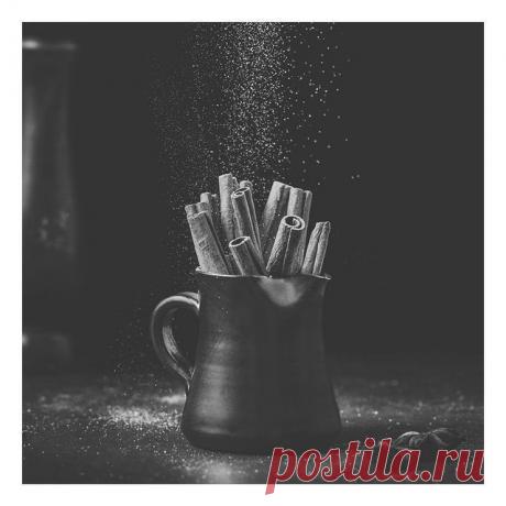 Зимой так приятно вернуться в теплый дом с мягким светом и уютной гостиной, где повсюду разлит чудесный, манящий аромат согревающей душу и тело домашней выпечки: булочек, пряников или яблочного пирога...ммм...🤗Тонкий аромат и неповторимый вкус домашней выпечке, кофе или чаю дарит корица. Одна из самых распространенных и известных специй. #специи #корицавпалочках #ароматнаяспеция #цейлонскаякорица #настоящаякорица #полезныеспеции #wom_еда